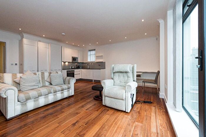 1 Bedroom Flat To Rent In Delphi Court, Fortis Green, London, N10