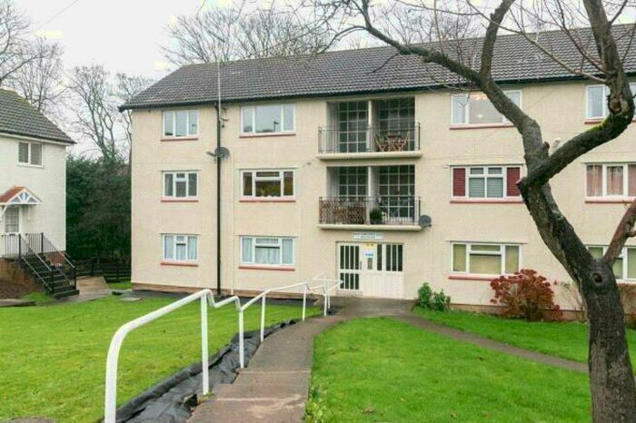 2 Bedroom Apartment To Rent In West Park Drive East, Leeds, West Yorkshire, LS8