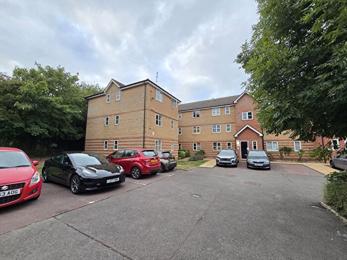 2 Bedroom Flat For Sale In Vanderville Gardens, London, N2