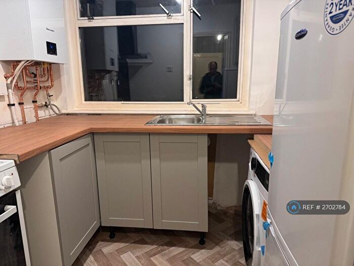 2 Bedroom Flat To Rent In Woodcote Close, Kingston Upon Thames, KT2