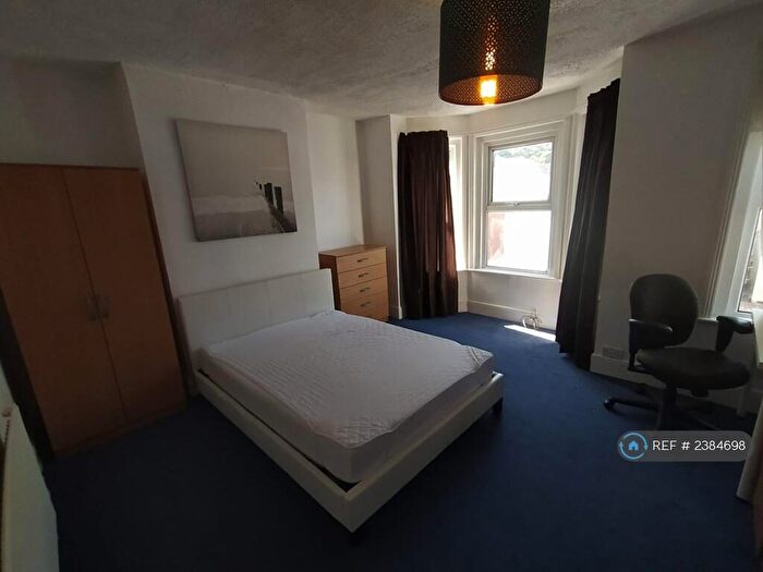 4 Bedroom Semi-Detached House To Rent In Burlington Road, Southampton, SO15