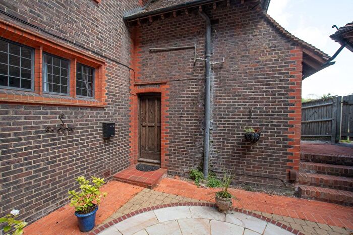 1 Bedroom Flat To Rent In Abbot Road, Benchway, GU1