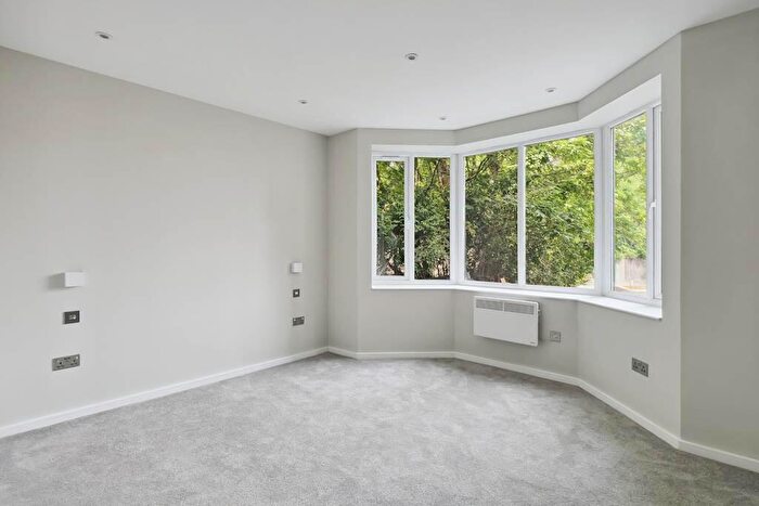 2 Bedroom Flat To Rent In Links Avenue, Morden, Merton, SM4