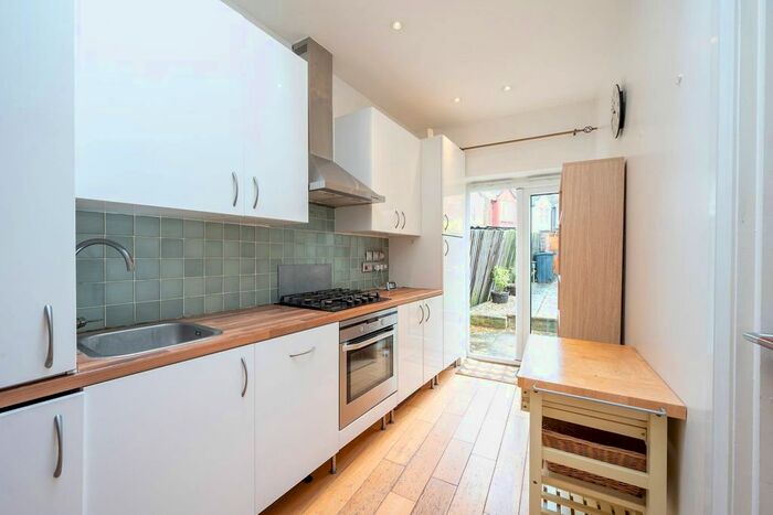 2 Bedroom Flat To Rent In Havelock Road, Wimbledon, London, SW19