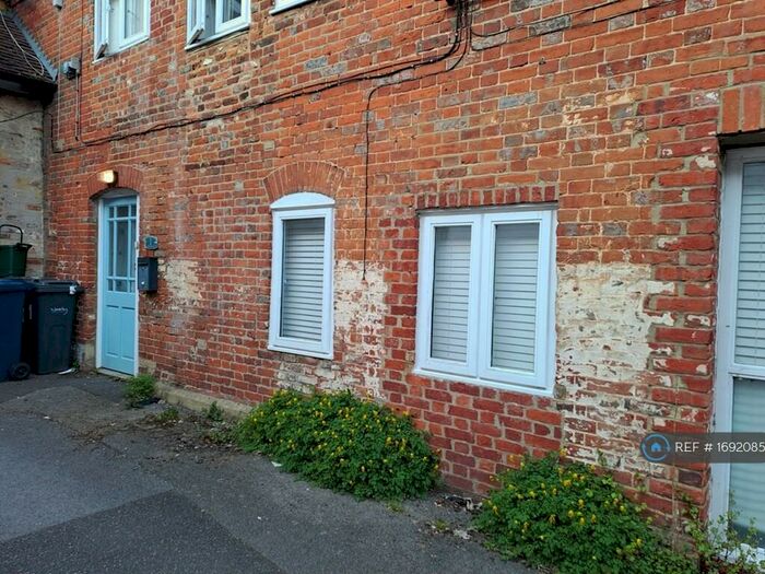 1 Bedroom Flat To Rent In Weavers Yard, Farnham, GU9