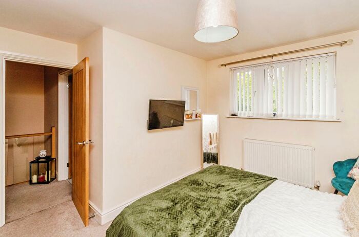 3 Bedroom End Of Terrace House For Sale In Murdock Way, Walsall, WS2