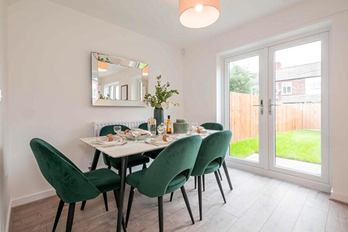 4 Bedroom House To Rent In Silk Dresser Close, Bradford, BD6