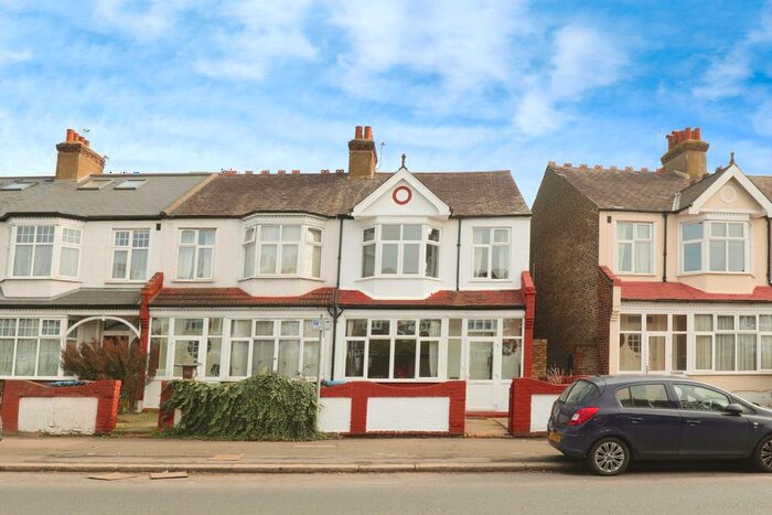 3 Bedroom Property To Rent In Merton Road, London, SW18