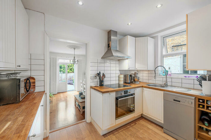 3 Bedroom Flat To Rent In Tantallon Road, London, SW12