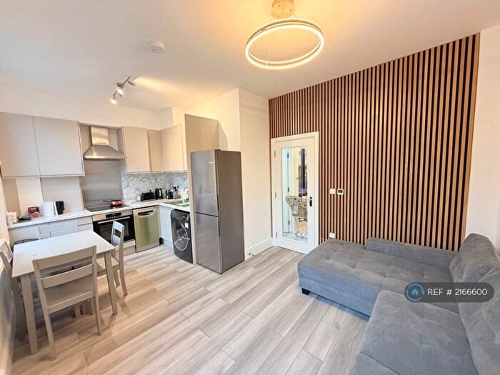 2 Bedroom Flat To Rent In Kilmarsh Road, Hammersmith, London, W6