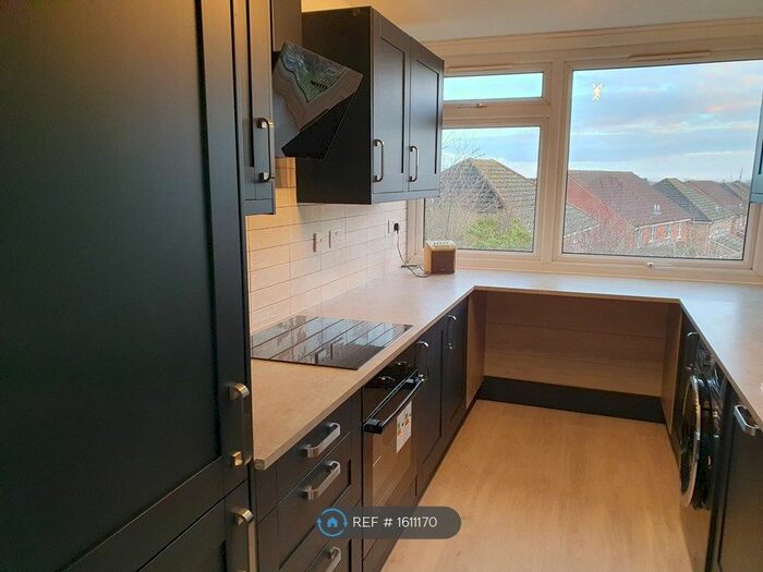 2 Bedroom Flat To Rent In Long Green, Chigwell, IG7
