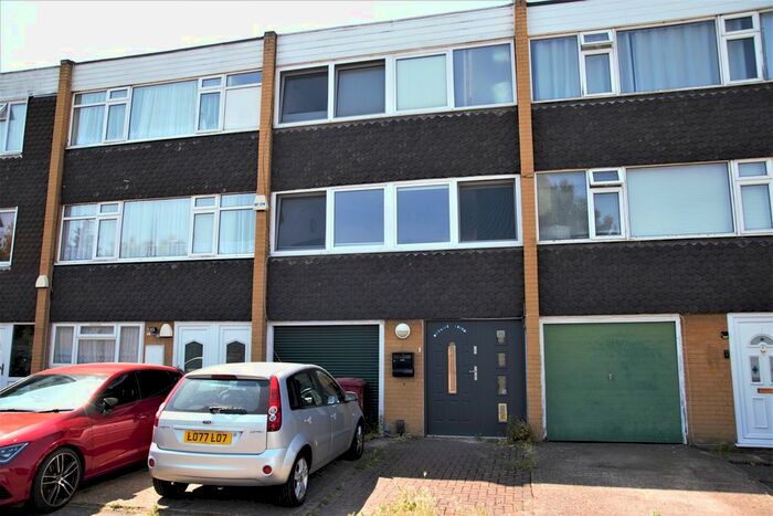 3 Bedroom Town House To Rent In Blacksmith Row, Slough, SL3