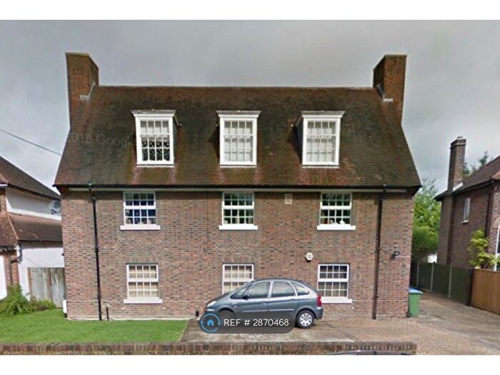 2 Bedroom Flat To Rent In Avondale Avenue, Esher, KT10