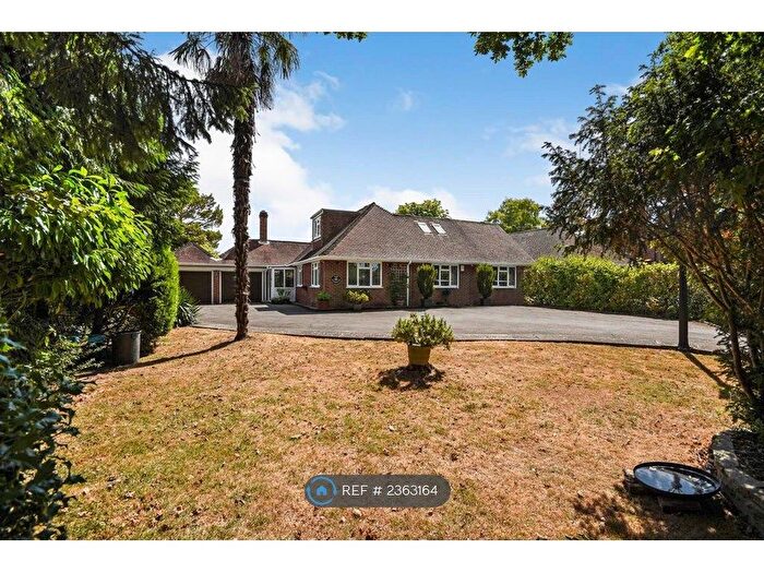 4 Bedroom Bungalow To Rent In Halls Road, Reading, RG30