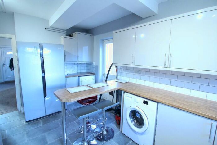 3 Bedroom Semi-Detached House To Rent In **&#;pppw** Peveril Road, Beeston, NG9