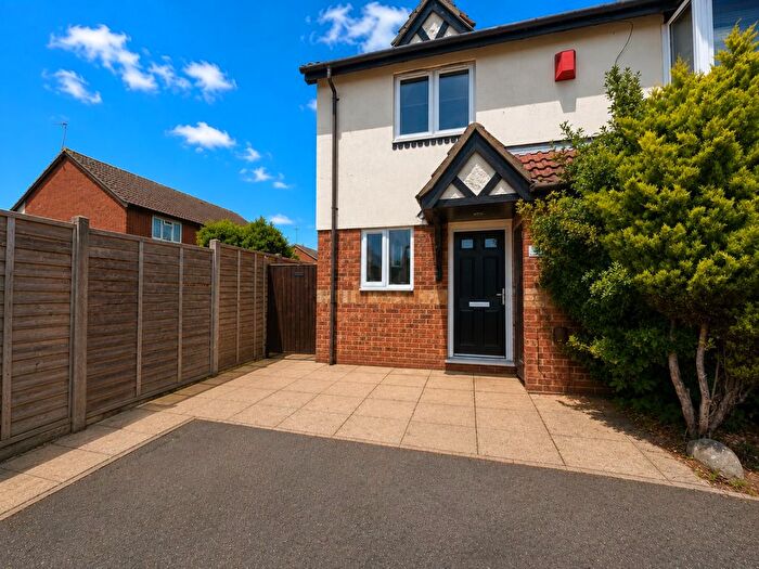 2 Bedroom End Of Terrace House For Sale In Farmbrook, Luton, Bedfordshire, LU2