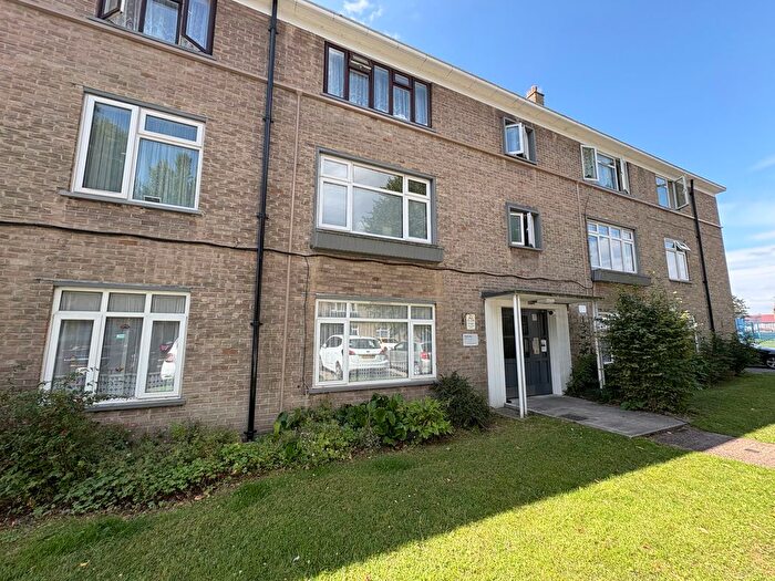 3 Bedroom Flat To Rent In Heaths Close, London, EN1