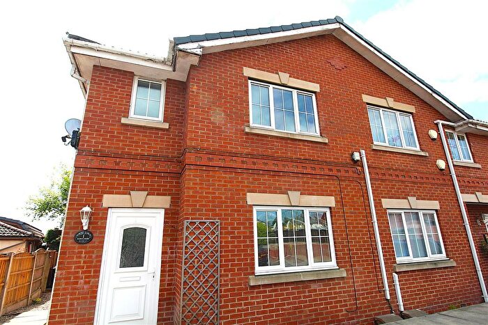 2 Bedroom Flat To Rent In Alden Court, Albany Fold, Westhoughton, Bolton, BL5