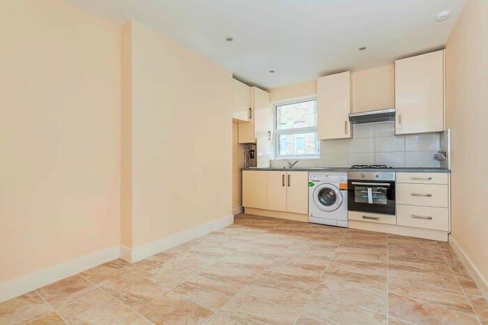2 Bedroom Flat To Rent In Hammersmith Road, Kensington Olympia W14