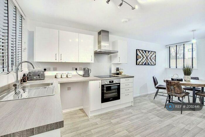 2 Bedroom Maisonette To Rent In Princess Mary Avenue, Chatham, ME4