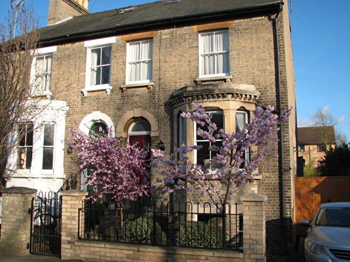 4 Bedroom Semi-Detached House To Rent In Halifax Road, Cambridge, CB4