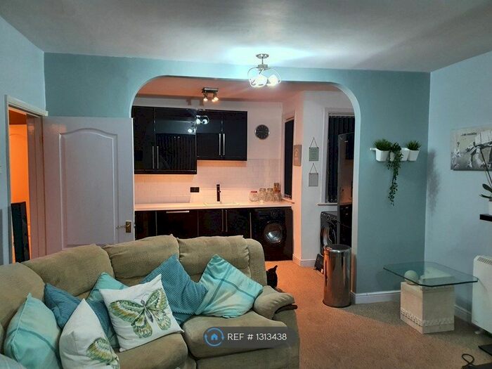 2 Bedroom Flat To Rent In High Street, Lee-On-The-Solent PO13