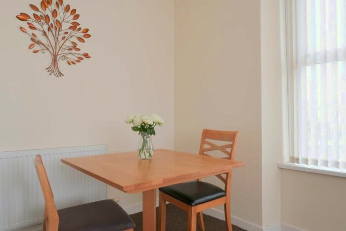 4 Bedroom Flat To Rent In Phillip's Parade, Sandfields, Swansea SA1