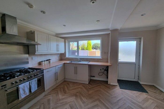 2 Bedroom Property To Rent In Loughor Road, Abertawe, SA4