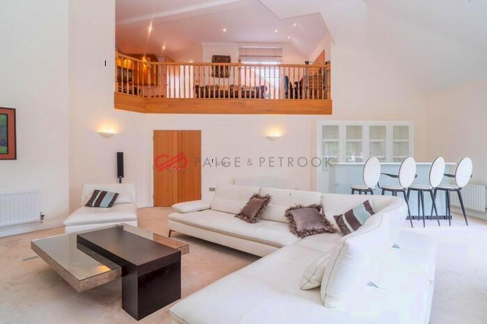 3 Bedroom Flat To Rent In Eastcote Road, Pinner, Middlesex, HA5
