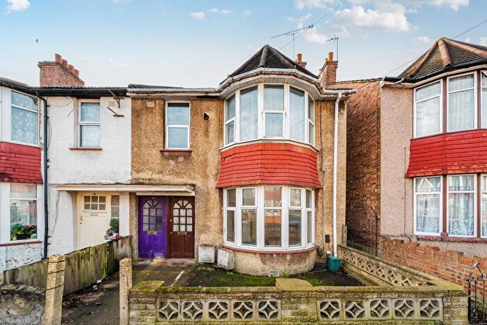 1 Bedroom Ground Maisonette For Sale In Fernbank Avenue, Wembley, HA0