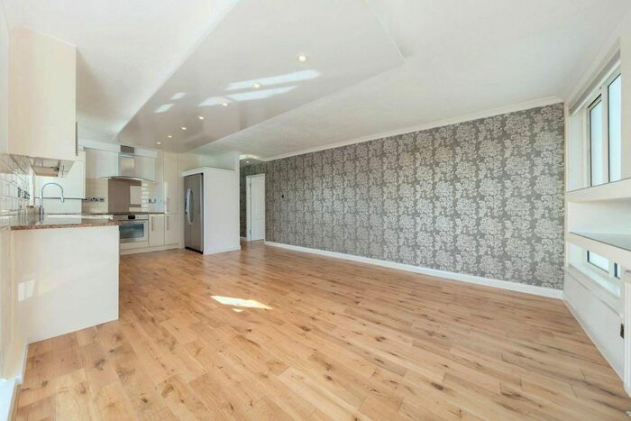 2 Bedroom Flat To Rent In Warwick Drive, Putney, London, SW15