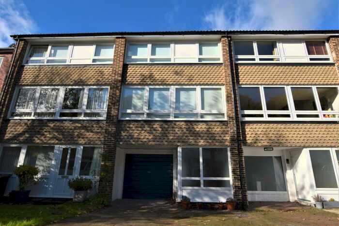 3 Bedroom Terraced House To Rent In Wakefield Gardens London, SE19
