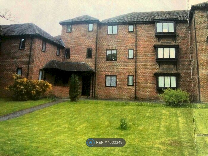 2 Bedroom Flat To Rent In Holm Court, Godalming, GU7