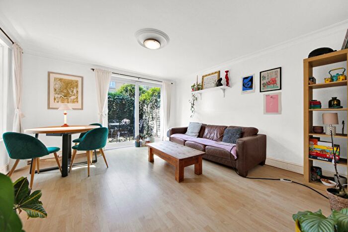 2 Bedroom Flat For Sale In Burder Close, London, N1