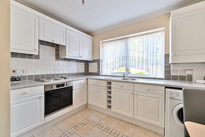 2 Bedroom Flat For Sale In Kings Court, The Avenue, Tadworth, Surrey., KT20