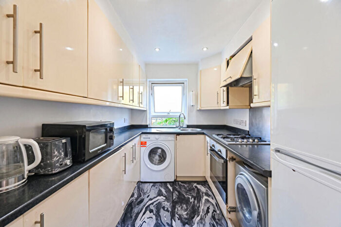1 Bedroom Flat For Sale In Wine Close, Wapping, London, E1W