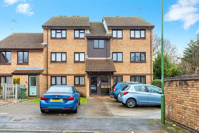 2 Bedroom Flat For Sale In Manor Fields, Horsham, RH13