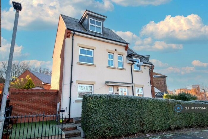 4 Bedroom End Of Terrace House To Rent In Osprey Avenue, Bracknell, RG12