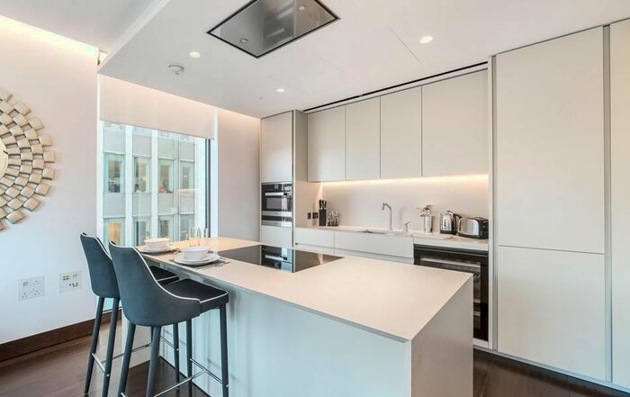 2 Bedroom Flat To Rent In Kings Gate Walk, London, SW1E