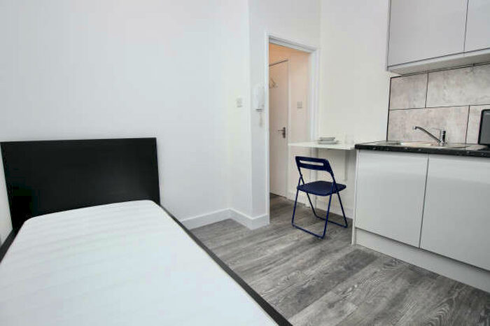 Flat To Rent In 16 Chapel Market, Islington, N1