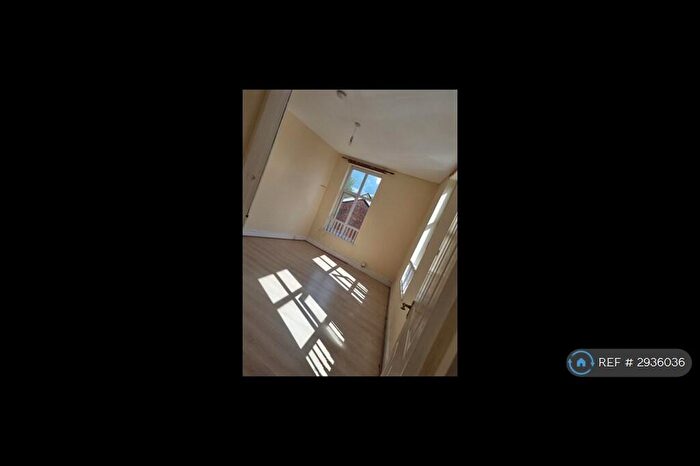 2 Bedroom Flat To Rent In Stockport Road, Manchester, M19