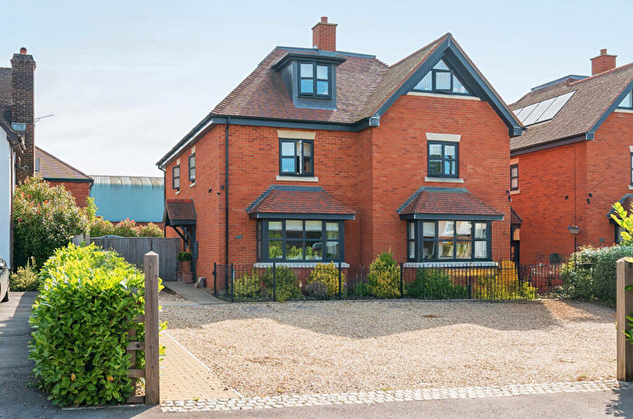 4 Bedroom Semi Detached House For Sale In New Farm Road, Alresford, Hampshire, SO24