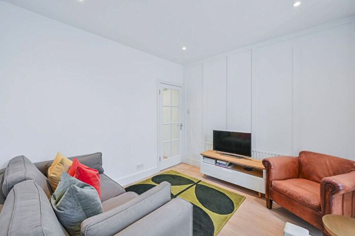2 Bedroom Flat To Rent In Upper Tachbrook Street, Pimlico, London, SW1V