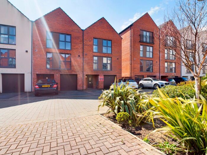 4 Bedroom Town House To Rent In Langdon Road, Mariners Walk, Swansea, SA1