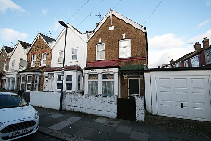 2 Bedroom Apartment To Rent In Candler Street, London, N15