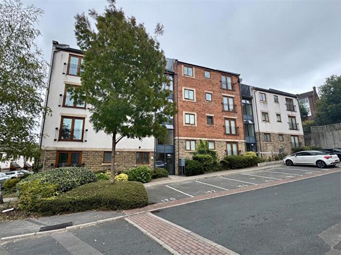2 Bedroom Apartment For Sale In Greenlea Court, Huddersfield, HD5