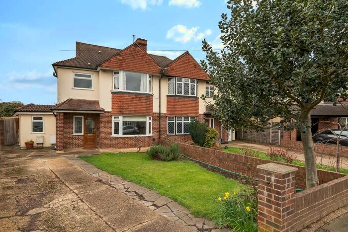 4 Bedroom Semi-Detached House To Rent In Grosvenor Road, Staines, TW18