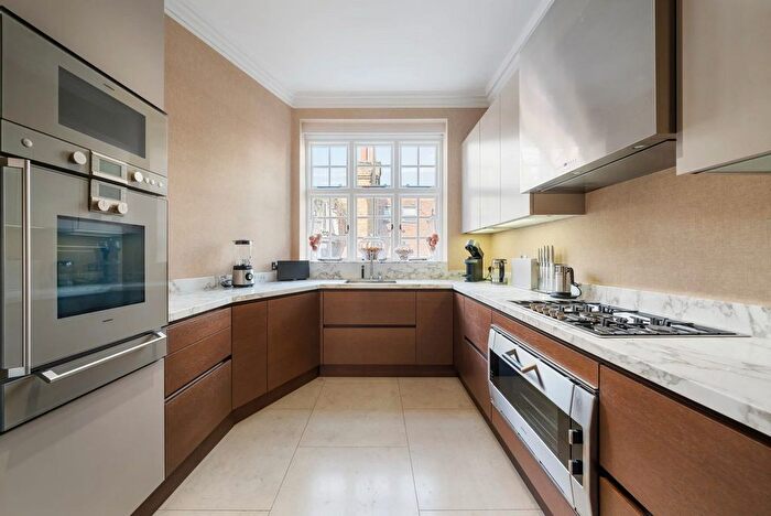 4 Bedroom Flat To Rent In Mount Street, Mayfair, W1K