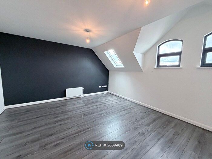 2 Bedroom Flat To Rent In Queens Terrace, Salford, M7