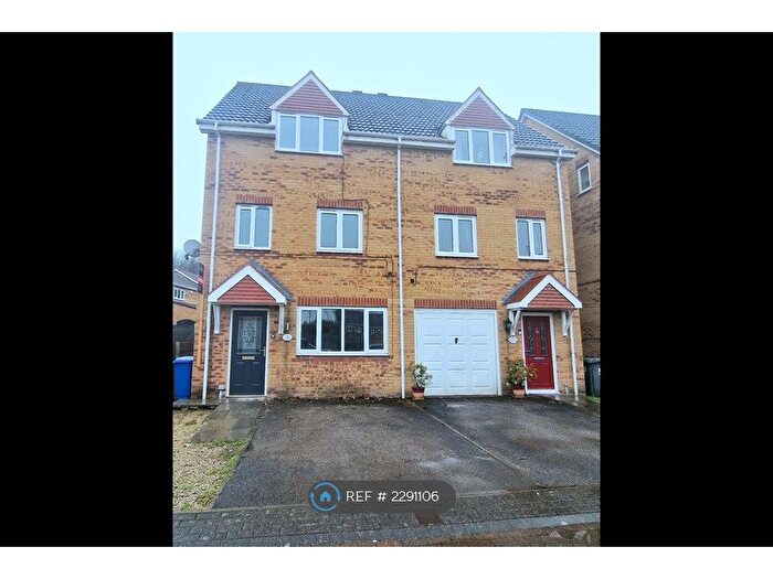 4 Bedroom Semi-Detached House To Rent In Calabria Grove, Barnsley, S70